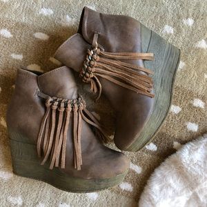 Sbicca Zepp Wedge Fringe bootie • Size 6.5